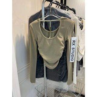 Áo thun nữ cổ tròn lệch vai ôm dáng màu trơn thời trang