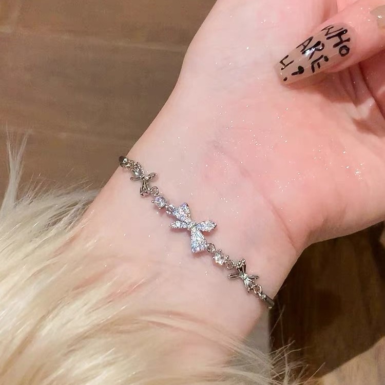 Vòng Tay Hình Hoa Và Bướm Đính Pha Lê Thời Trang Cho Nữ