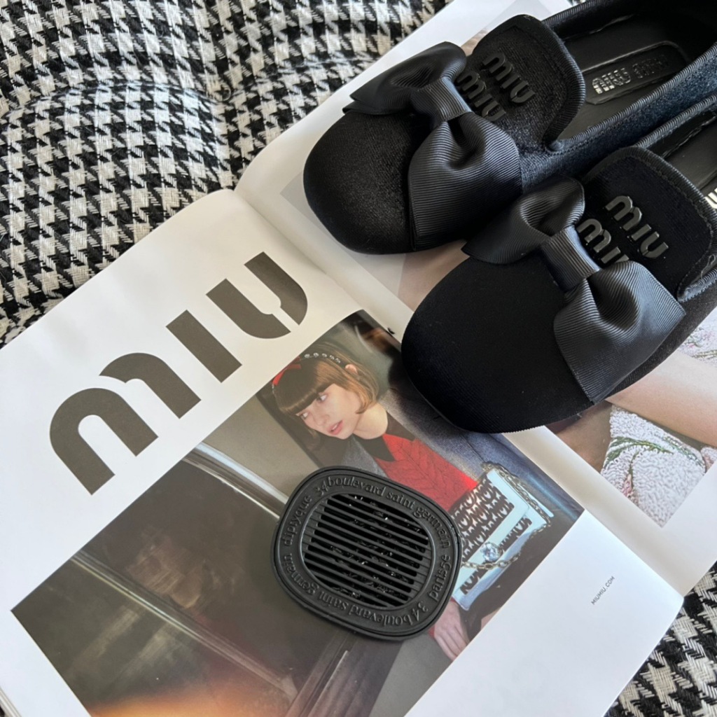 Miu Giày Nhung Đế Phẳng Đính Nơ Phong Cách retro Mùa Xuân 2024 Mới Dành Cho Bạn Nữ