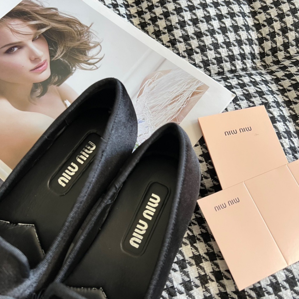 Miu Giày Nhung Đế Phẳng Đính Nơ Phong Cách retro Mùa Xuân 2024 Mới Dành Cho Bạn Nữ