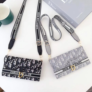 Đồ Tại Chỗ. Đĩa cd Biểu Tượng d/metal Nổi Tiếng Túi Yên Ngựa Vải Thêu Họa Tiết Phong Cách. Bao Da Điện Thoại Nắp Lật + Dây Treo Dài cụ Thể Găng Tay Chống Trượt & Rơi Vỡ Ốp Điện Thoại Cho iPhone 16 proMax.15 plus.14 pro.13.12.11.