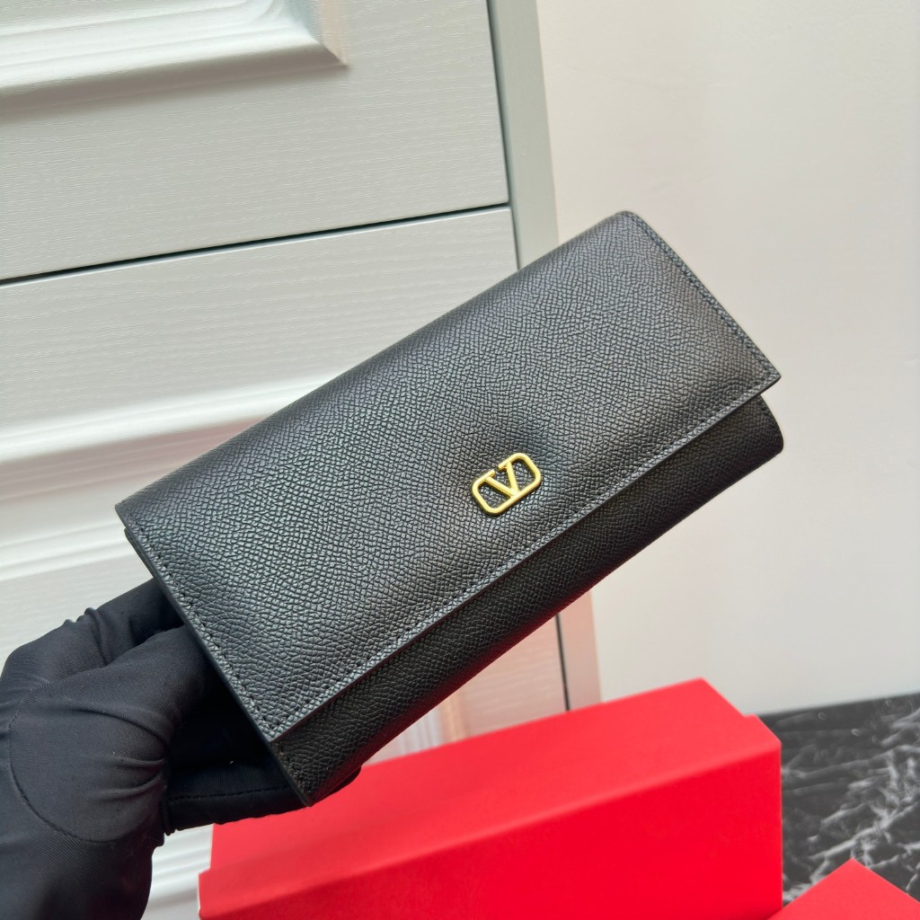 Ví Da Cầm Tay Valentino Dáng Dài Đính Đinh Tán Đa Năng Thời Trang