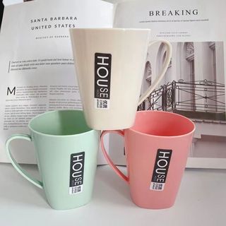 Cốc đánh răng có tay cầm thiết kế đơn giản tiện dụng cho cặp đôi