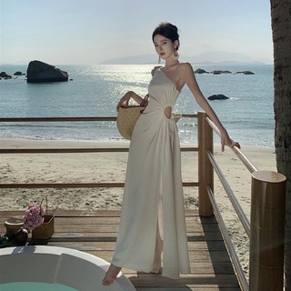 Hành quân | Đầm Kỳ Nghỉ Bên Biển 2024 Phong Cách Mới Mùa Hè Trắng Slanted Đeo Vai Slit Sang Trọng Slimfit Ôm Hơn Nhìn Váy Dài