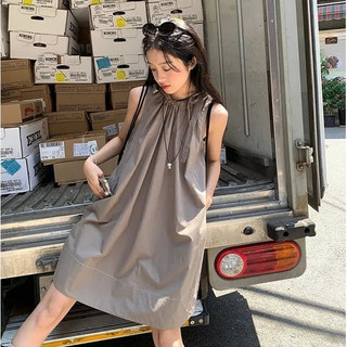 Mùa hè 2024 phong cách mới váy vest màu trơn thiết kế đơn giản buộc dây không tay cỡ nhỏ váy dáng rộng xu hướng nữ