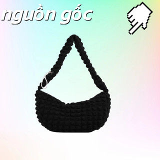Một cô gái xinh đẹp, xinh đẹp và xinh đẹp.