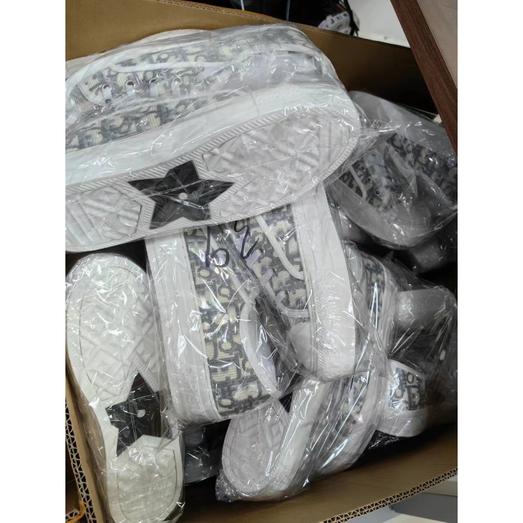 Giày Thể Thao Màu Xám Nhạt Thiết Kế Mới Năng Động Thời Trang