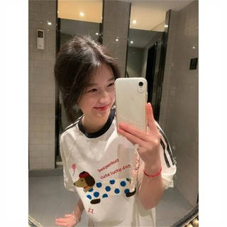 Áo thun ngắn tay sọc in hình bé gái với thiết kế dáng rộng.