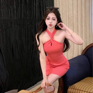 QADCOL Hoa hồng đỏ rỗng dây cổ dệt kim treo váy cho nữ mùa hè gợi cảm tinh khiết thèm muốn eo bó sát và váy ngắn hông 20240415