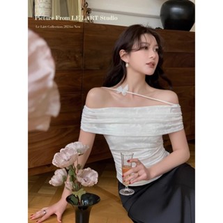 QADCOL Mùa hè mới phong cách Pháp thuần khiết mong muốn gợi cảm bướm một dòng vai mỏng gấp áo sơ mi nhỏ thiết kế in hàng đầu 20240506