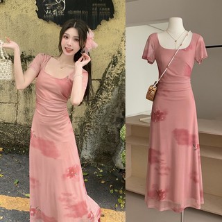 Váy in hình cổ chữ U dài vai ngắn tay màu hồng mỏng vừa vặn