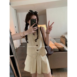 Áo vest xù thời trang + bộ váy xếp ly ngắn