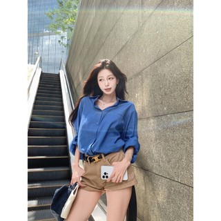 【COLORBLLIND】Áo sơ mi nút màu xanh + Quần short Denim uốn cong phù hợp với bộ quần thẳng thông thường của Mỹ