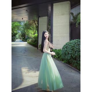 Mặc váy lưới xếp li yếm để mặc mùa hè