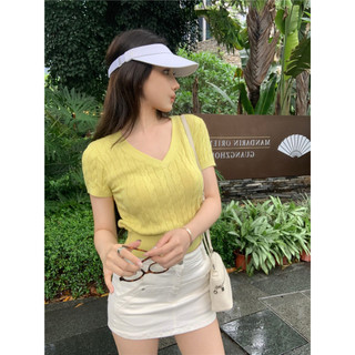 QADCOL Học viện cổ điển Bột chiên màu vàng xoắn Áo thun dệt kim cổ chữ V Slim Short Top