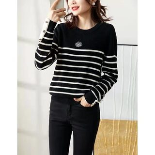 Camellia Thêu Sọc Đen Trắng Dài Tay Dệt Kim Top Mùa Thu 2024 Phong Cách Mới Cao Cấp Niche Chui Đầu Cổ Tròn Dệt Kim S