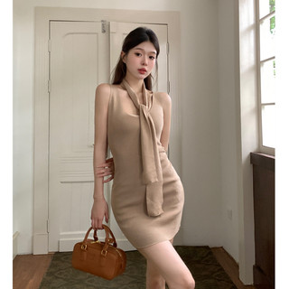 Váy ôm hông gợi cảm ôm váy treo cổ áo len dệt kim