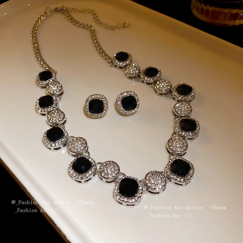 Vòng cổ hình học rỗng dát kim cương Châu Âu và Hoa Kỳ nhẹ nhàng thiết kế sang trọng cảm giác chuỗi xương đòn 2023 trang sức cao cấp mới bán buôn nữ