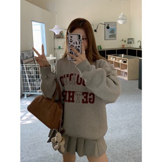 Áo nỉ lông cừu phong cách cổ điển trẻ trung với bộ váy xếp ly và in chữ đầy màu sắc