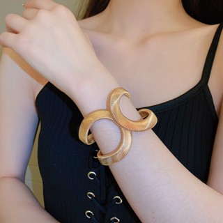 Vòng tay gió lạnh cá tính Châu Âu và Hoa Kỳ khí chất phóng đại serpentine so le mở vòng tay nhỏ sang trọng cao cấp cảm giác trang sức tay