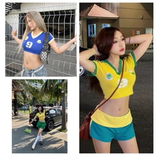 (Hàng Spot) Baby Tee Soccer Crop Top Áo thun nữ cổ chữ V Áo thun ngắn dáng rộng Croptop