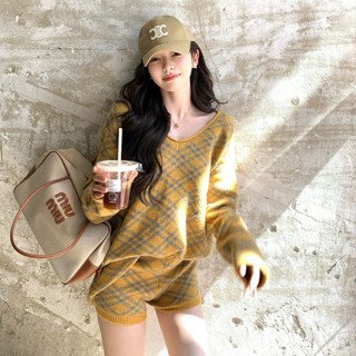 Phiên bản Hàn Quốc Bộ đồ dệt kim kẻ sọc vàng hợp thời trang đường phố Áo len dài tay cổ chữ V dáng rộng dành cho nữ + Quần short thẳng lưng cao Bộ đồ hai mảnh