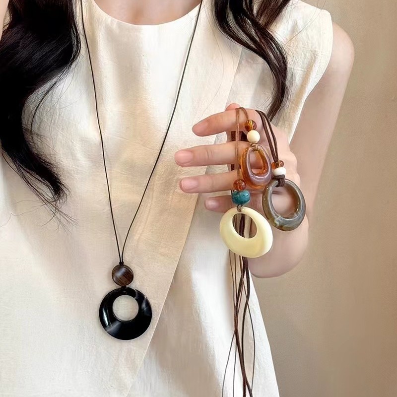 Mới Trung Quốc Không Đều Rỗng Mặt Dây Chuyền Tròn Nhựa Vòng Cổ Thời Trang Áo Len Dài Dây Chuyền Vòng Cổ