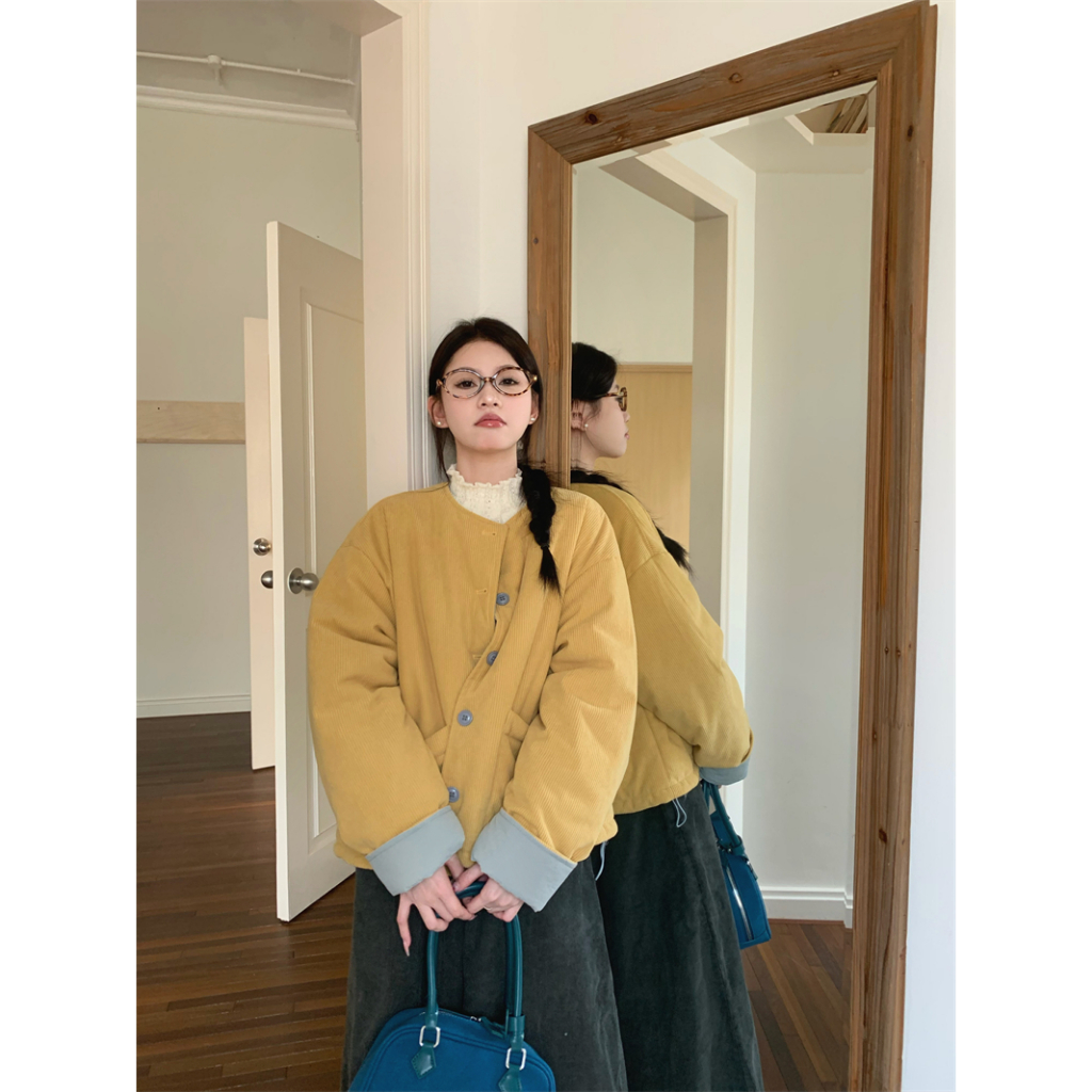 「MOTEL7」Áo khoác đệm nhiệt dày cổ tròn hai mặt màu vàng và xanh