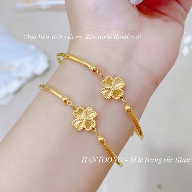 Lắc tay titan cao cấp không gỉ mạ vàng 18k mặt cỏ 4 lá chạm khắc lấp lánh thiết kế trẻ trung