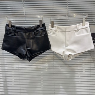  Mùa Xuân 2025 Phong Cách Mới Dark Hot Girl Đơn Giản Màu Trơn Kết Cấu Da PU Nữ Quần Short Ba Điểm Quần Da 