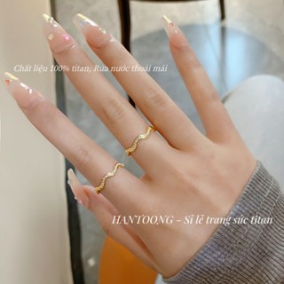 Nhẫn titan cao cấp không gỉ mạ vàng 24k nạm đá lấp lánh thiết kế gợn sóng thời trang trẻ trung