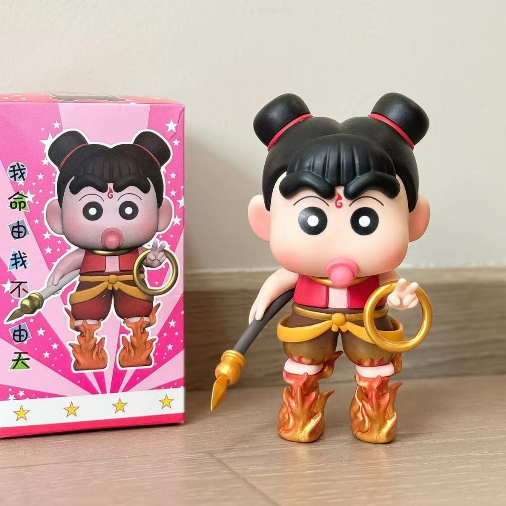 Đồ trang trí bàn làm việc hình tượng Nezha Crayon Shin-chan sáng tạo, búp bê Nezha Shin-chan dễ thươ