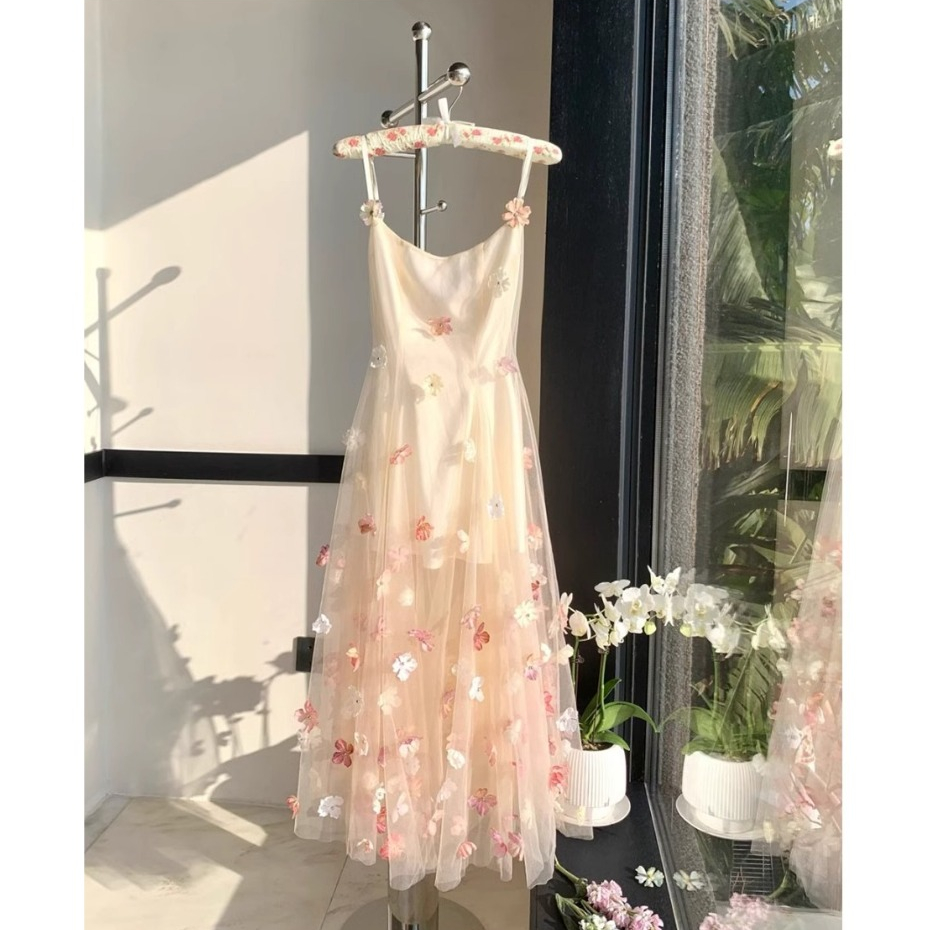 Đầm hoa mềm mại và nữ tính hoàn hảo cho mọi dịp | BigBuy360 - bigbuy360.vn