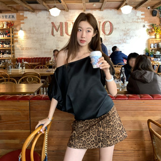 Cocorygirl Quần áo nữ Hàn Quốc Áo sơ mi lệch vai gợi cảm thời trang màu đen dáng rộng