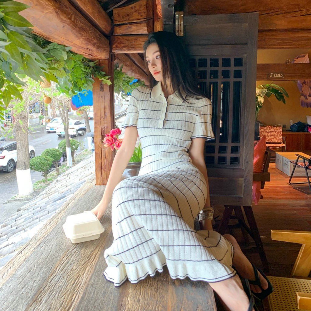 Mùa hè Sản phẩm mới Váy dài dệt kim sọc màu be dành cho nữ Slim-fit Ve áo ngắn tay dài vừa phải Váy Skinny | BigBuy360 - bigbuy360.vn