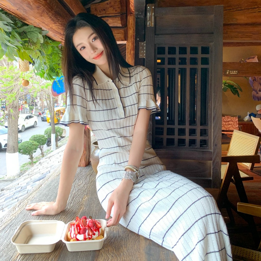 Mùa hè Sản phẩm mới Váy dài dệt kim sọc màu be dành cho nữ Slim-fit Ve áo ngắn tay dài vừa phải Váy Skinny | BigBuy360 - bigbuy360.vn