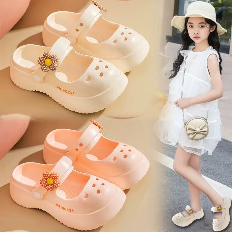 Dép Bé Gái Mùa Hè 2025 Mới Trẻ Em Lỗ Giày Baotou Dép Bé Trai Lớn Bé Gái Bên Ngoài Mặc Mary Jane Dép Thoáng Mát