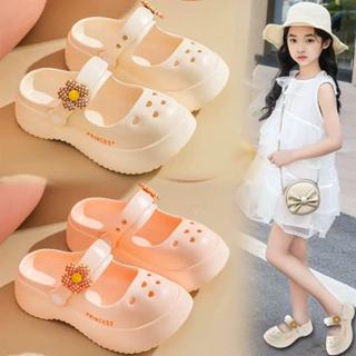 Dép Bé Gái Mùa Hè 2025 Mới Trẻ Em Lỗ Giày Baotou Dép Bé Trai Lớn Bé Gái Bên Ngoài Mặc Mary Jane Dép Thoáng Mát