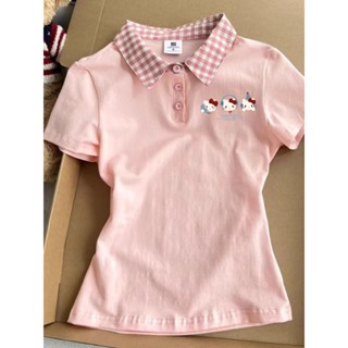 Áo thun ngắn tay cổ Polo in hình Hello Kitty, thiết kế caro màu hồng, phù hợp nữ sinh mùa hè