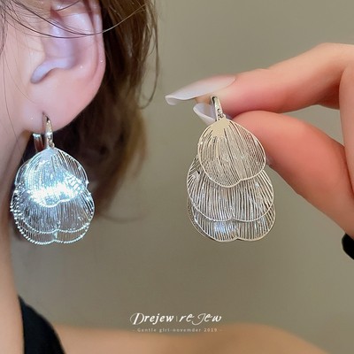 Dây chuyền và Khuyên Tai Hoa Độc Đáo, Thời Trang