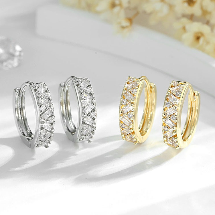 E366 Bông tai nữ 14K titan dát zircon, thiết kế tròn thời thượng, chống rỉ sét và bền màu lâu dài.