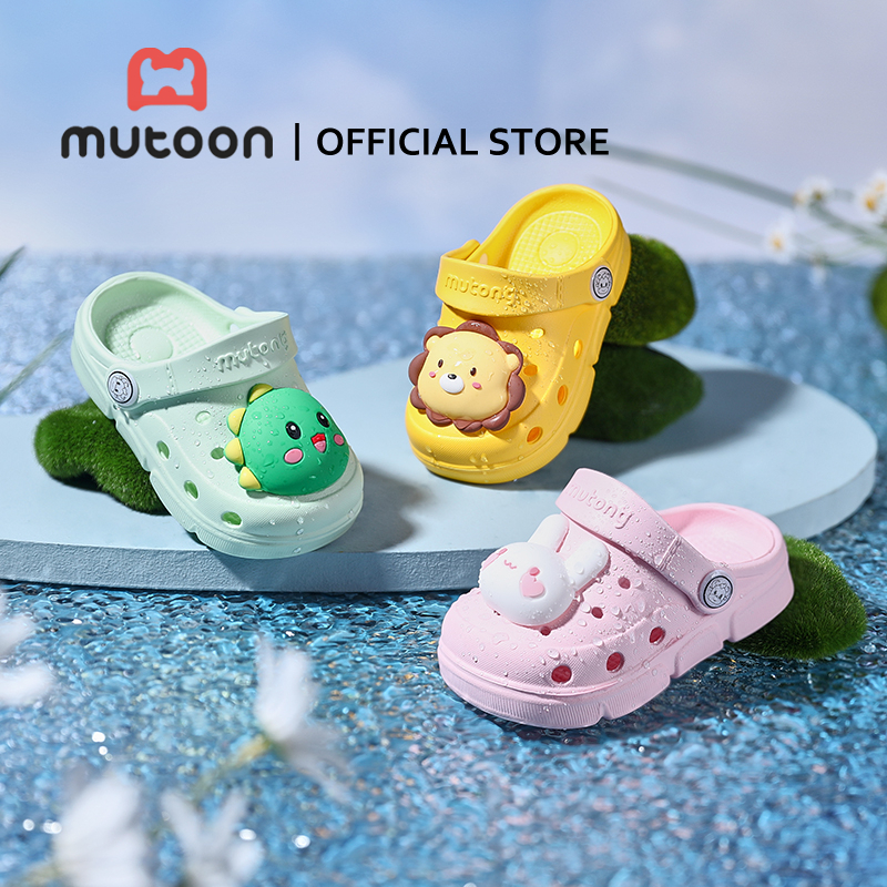 【Mutoon】Dép Clog Trẻ Em Mùa Hè 2025, Họa Tiết Cartoon Dễ Thương, Đế Mềm Êm Chống Trượt, Mang Trong Nhà Và Ngoài Trời, Dép Đi Biển Thoáng Khí Cho Bé Trai Bé Gái