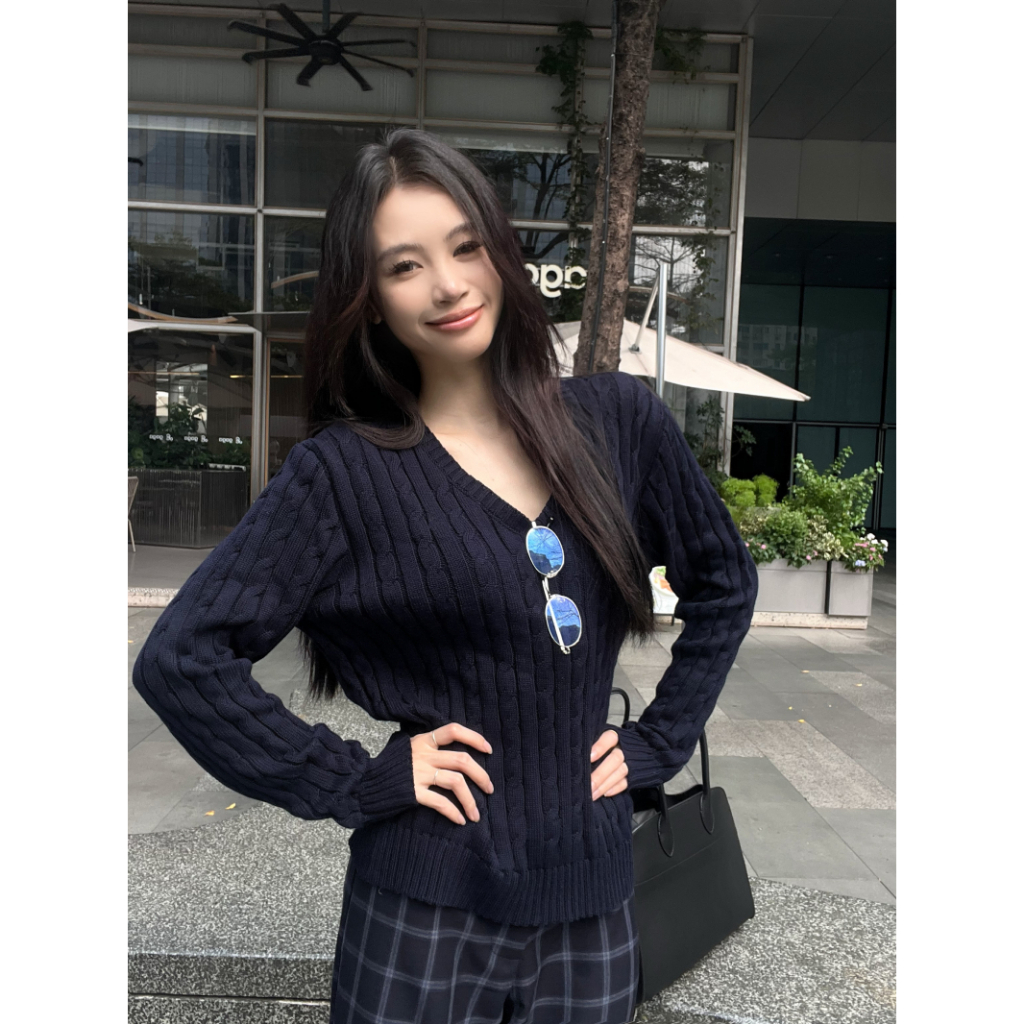 Áo len nữ phong cách preppy cổ chữ V, form dài tay ôm