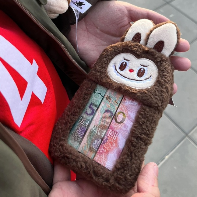 Tay áo thẻ Lafufu dễ thương - Giá đỡ nhung sang trọng siêu mềm cho thẻ xe buýt & huy hiệu ảnh ID đi 