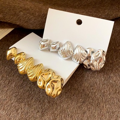 Bộ 6 chiếc bông tai trendy với màu vàng bạc không đều và họa tiết sóng tuyên bố, phù hợp thời trang hàng ngày
