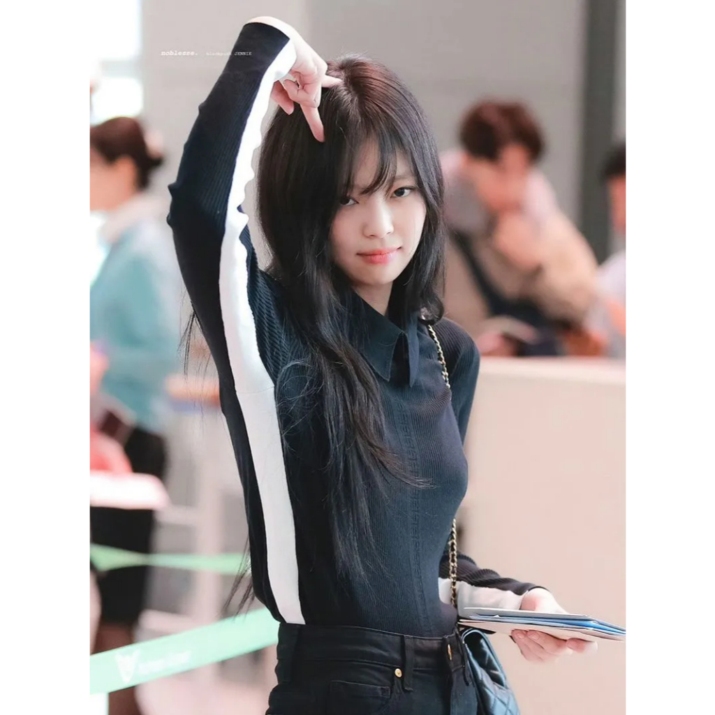Jennie Gold Jennie Cùng Phong Cách Đen Trắng Tương Phản Màu Ren Cổ Áo Len Dài Tay 2025 Phiên Bản Hàn