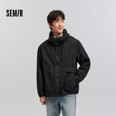 Áo khoác nam Semir Xuân Hè 2026 có mũ trùm đầu, chất liệu vintage wash, form thoải mái.