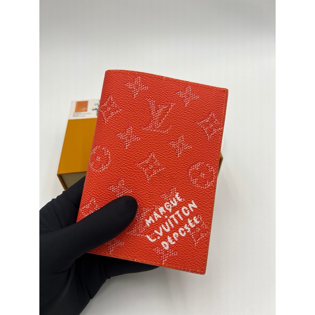 Hộp đựng hộ chiếu mẫu mới M64502 Kích thước: 10x14x2.5cm