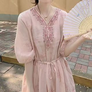 Qianqian Nữ Sản Phẩm Mới Tóc Thẳng Màu Hồng Đầm Mùa Hè Pháp Nhẹ Nhàng Ngọt Ngào Giảm Tuổi Tay Trumpet Cổ Chữ V Eo hẹp Ôm Hơn Nhìn Siêu Cổ Tích
