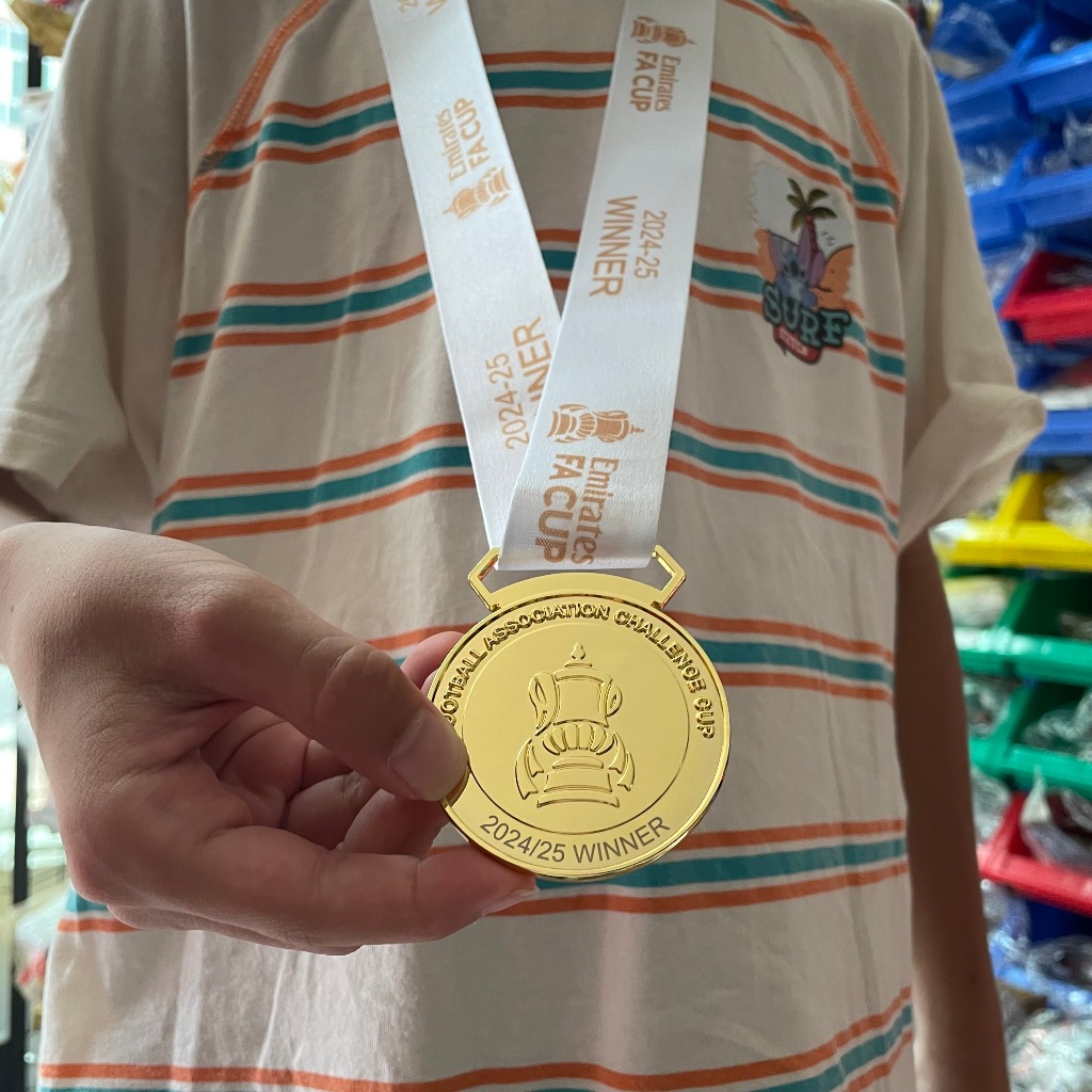 Huy chương kim loại FA Cup 2025 Champion
